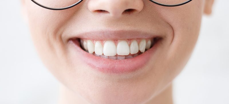 grand sourire d'une belle jeune femme