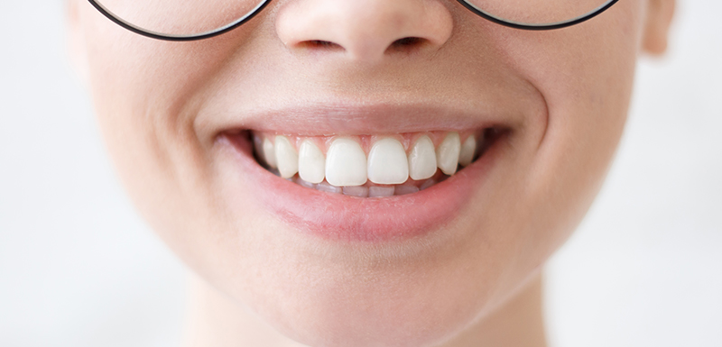 grand sourire d'une belle jeune femme