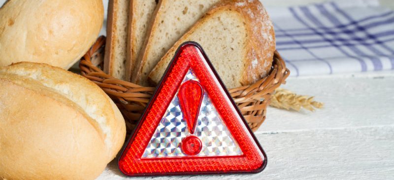 Panneau de signalisation devant du pain pour les intolérants au gluten