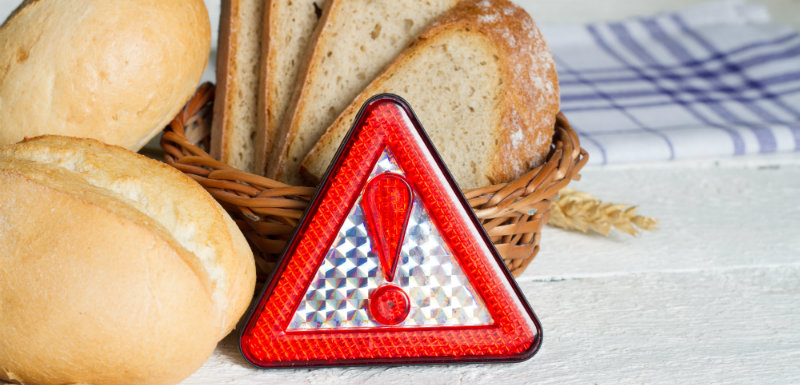 Panneau de signalisation devant du pain pour les intolérants au gluten