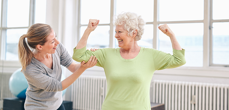 Personne âgée en forme grâce à son microbiote intestinal malgré sa fonte musculaire