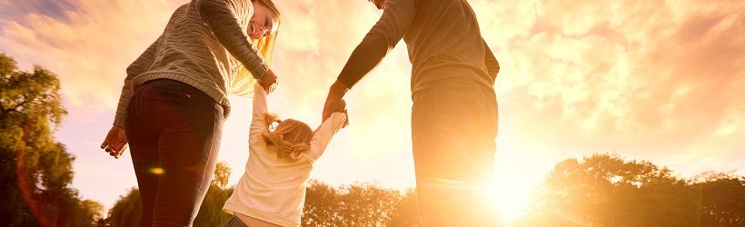 Un enfant avec ses parents