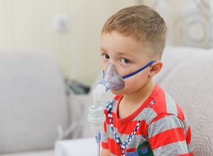 Un enfant ayant des problèmes de respiration 