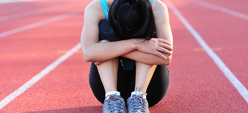 femme sportive faisant un burn-out du sportif