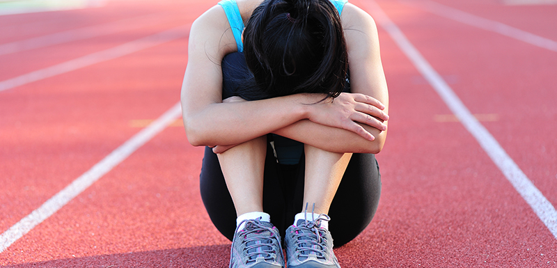 femme sportive faisant un burn-out du sportif