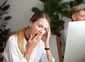 femme d'affaires qui est fatigué car elle s'ennuie au travail à cause du stress