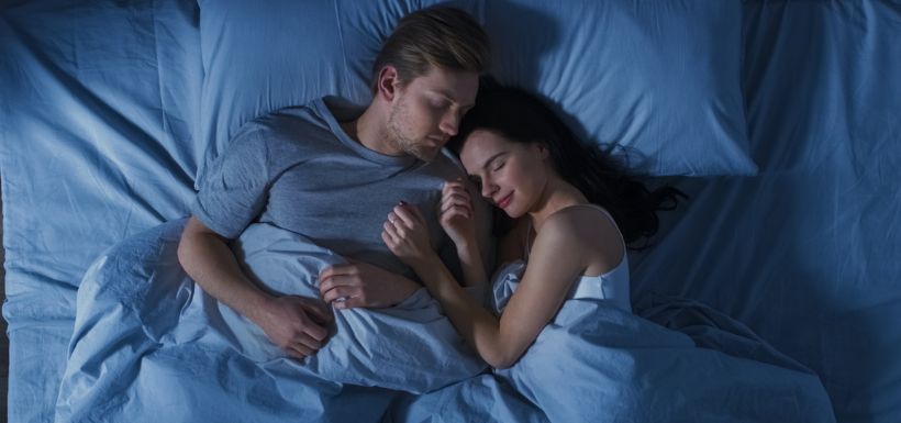 Photo de deux personnes dormant dans un lit pour la journée nationale du sommeil le 17 mars.