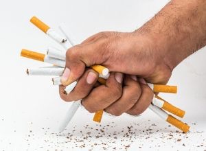 Main qui écrase une dizaine de cigarettes (qui est la première cause de l'emphysème pulmonaire)