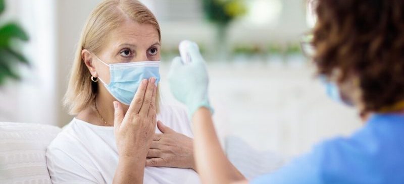 Professionnel de santé examinant la patiente malade du covid-19