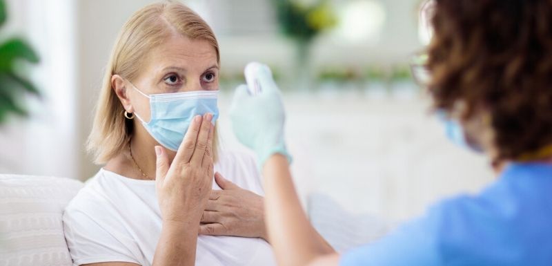 Docteur examinant la patiente malade du covid-19