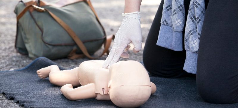 Exercice médical sur mannequin de bébé