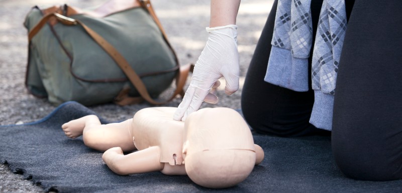 Exercice médical sur mannequin de bébé 