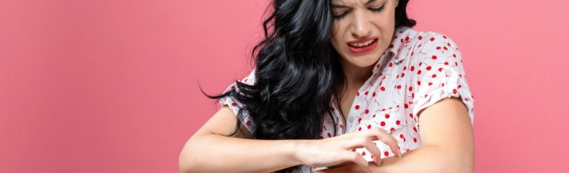 Jeune fille qui se gratte la peau sur le bras