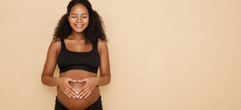 Jeune femme ayant une grossesse sereine