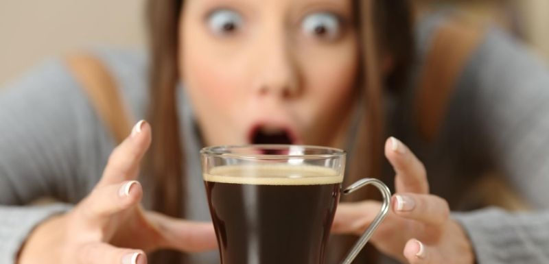 Femme addict à son café