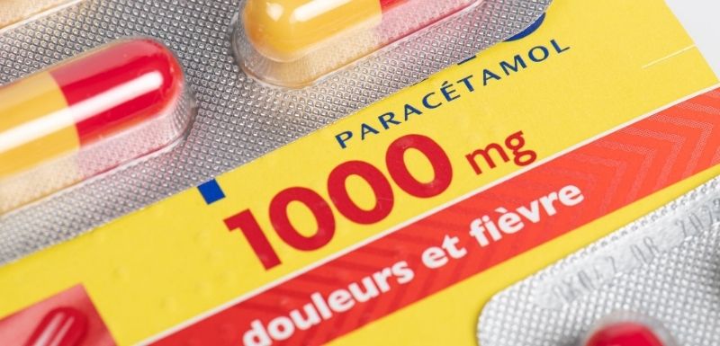 Boîte de médicaments paracétamol contre la douleur et la fièvre