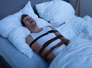 Homme souffrant de la paralysie de sommeil