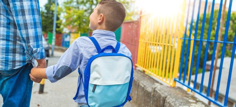 Rentrée scolaire d'un petit garçon accompagné de son papa