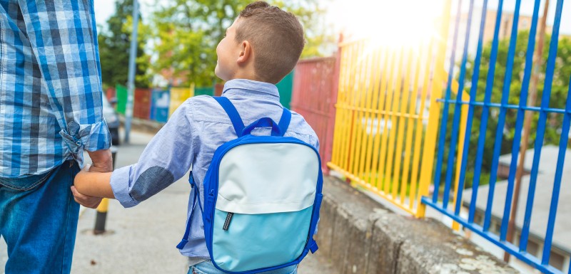 Rentrée scolaire d'un petit garçon accompagné de son papa