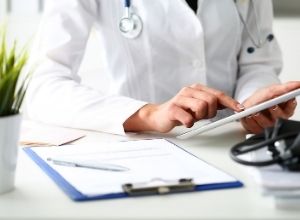 médecin qui regarde sur sa tablette