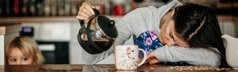 Femme très fatiguée qui se sert du café