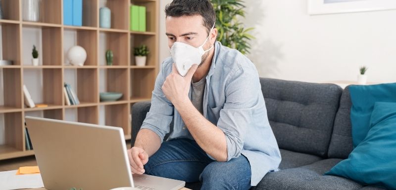 Homme atteint du covid qui est en télétravail