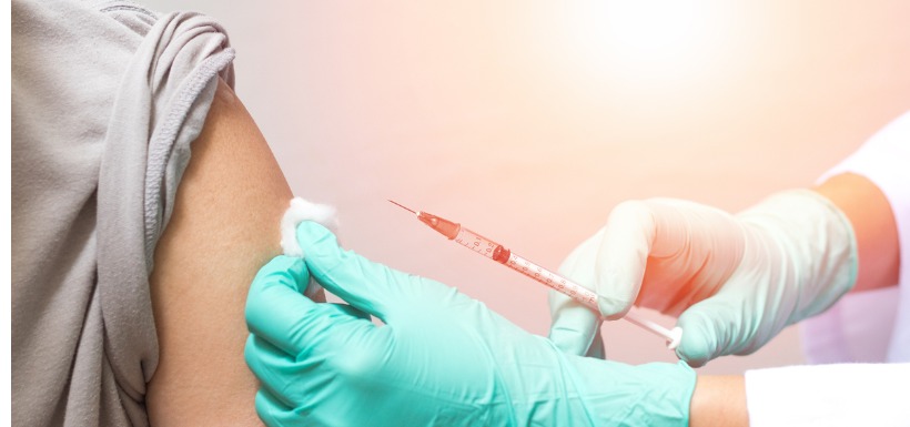 médecin vaccinant l'épaule d'un patient 