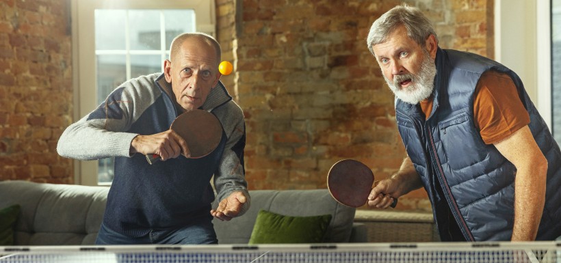 hommes âgés jouant au ping pong