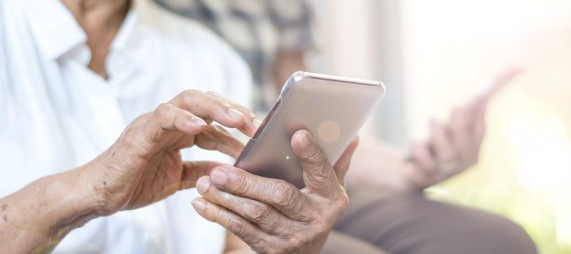 Un homme regardant son téléphone