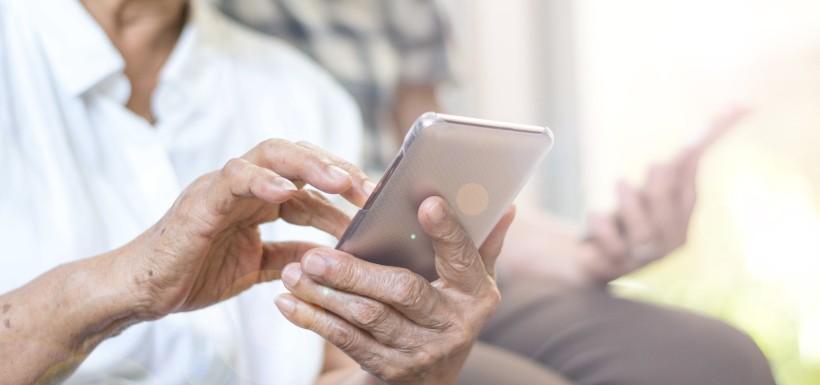 Un homme regardant son téléphone