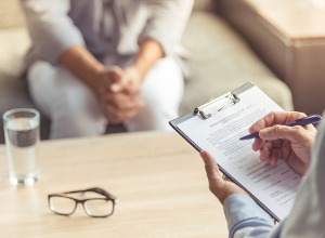 un médecin remplissant un formulaire devant une patiente 