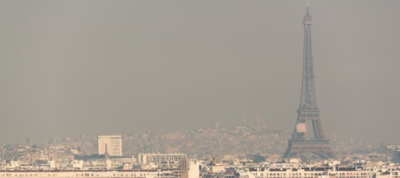 La tour eiffel dans la pollution parisienne