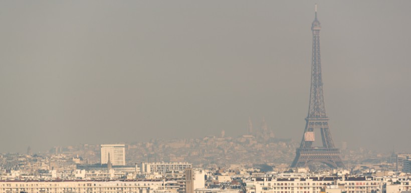 La tour eiffel dans la pollution parisienne 