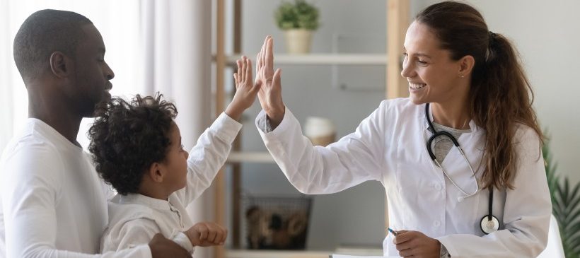 une médecin et un enfant qui se tapent dans la main