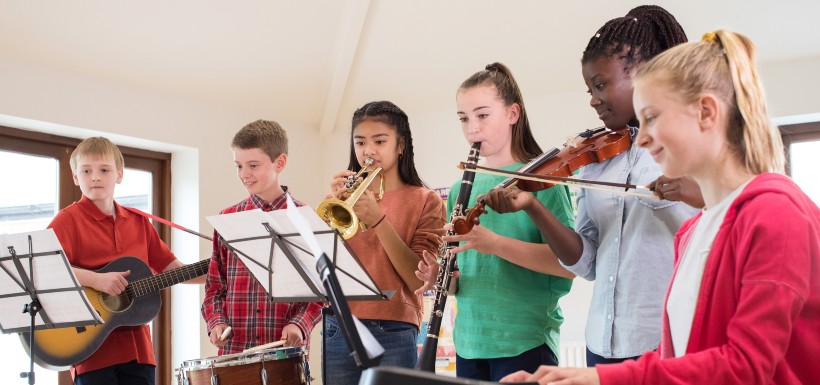 enfant qui jouent des instruments de musique