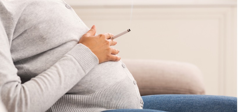 femme enceinte avec une cigarette 