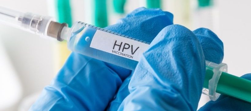 médecin qui tient une seringue d'un vaccin pour HPV