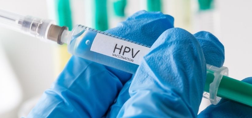 médecin qui tient une seringue d'un vaccin pour HPV