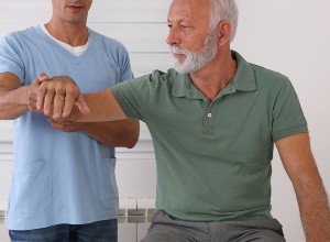 une homme se faisant examiner par un professionnel de santé 