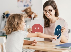 une enfant choisissant entre 2 dessins 