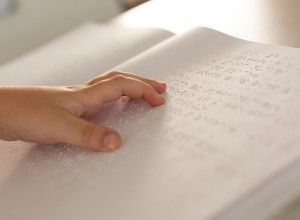 un enfant lisant du braille 