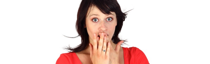 une femme mettant ses mains devant sa bouche 