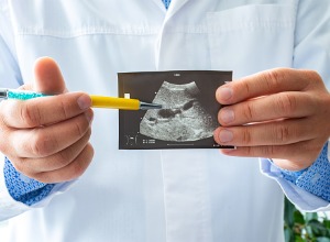 médecin montrant quelque chose sur une radio 