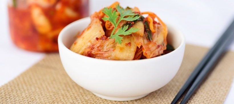 Bol de kimchi, une préparation d’origine coréenne à base de légumes fermentés.