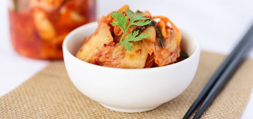 Bol de kimchi, une préparation d’origine coréenne à base de légumes fermentés. 