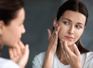 une femme se regardant la joue 