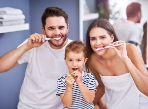 une famille se brossant les dents