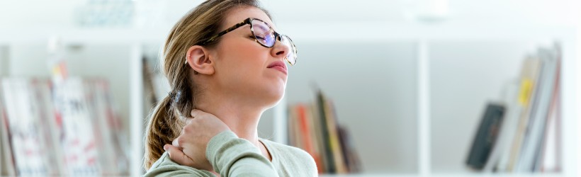 Torticolis : une femme se touchant le cou