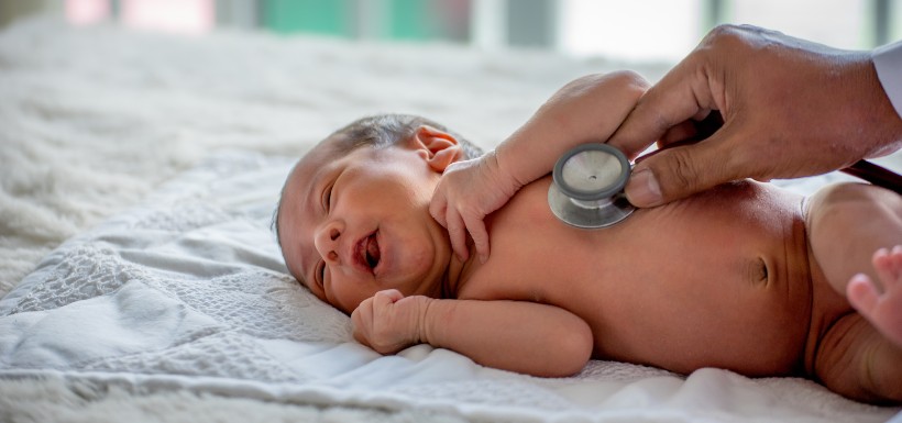 Nourrisson qui vient de naître. Un médecin regarde si il respire bien