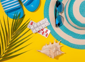 une serviette de plage avec des objets de plages 